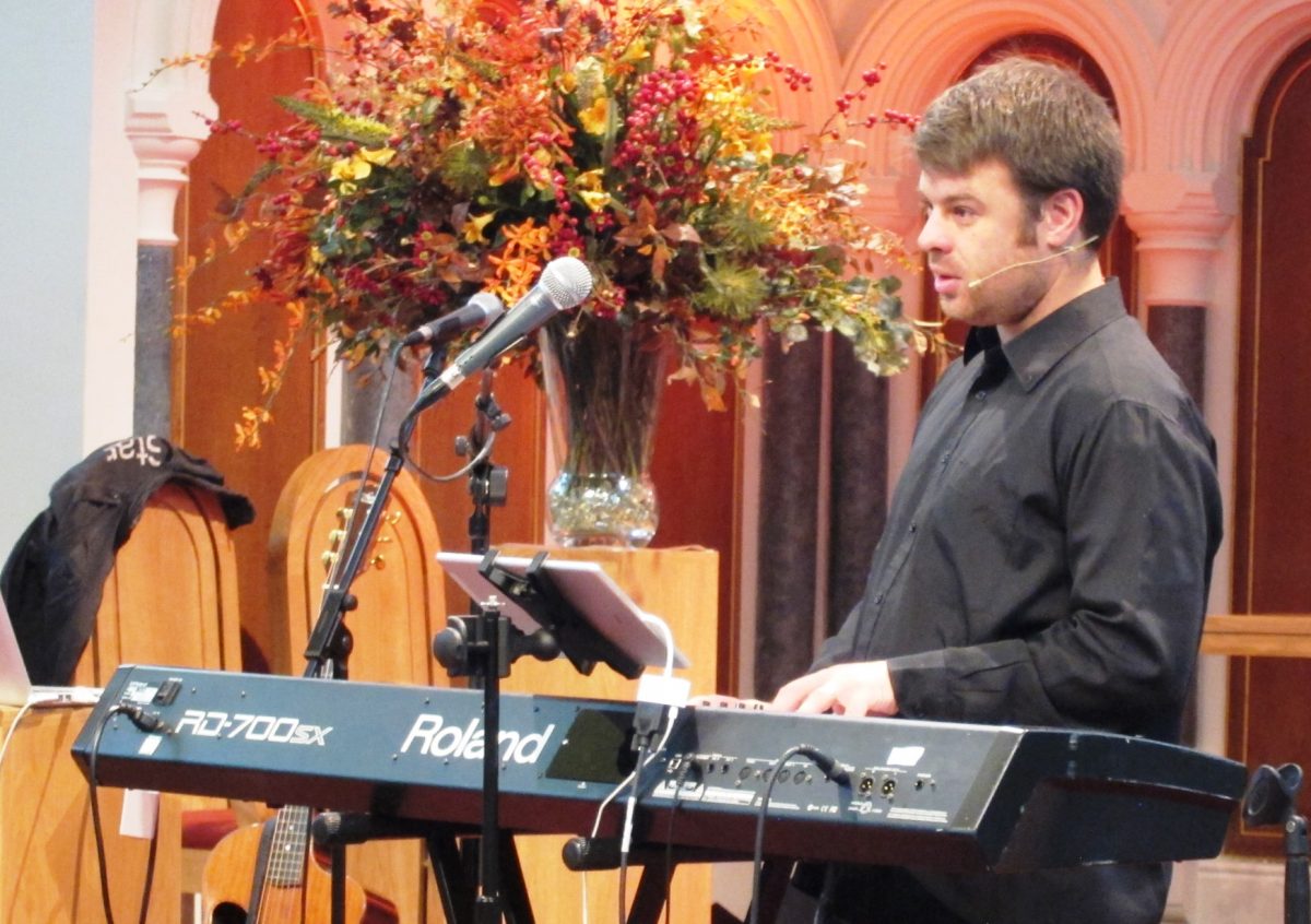 5 tips for keyboard players leading worship as a solo musician